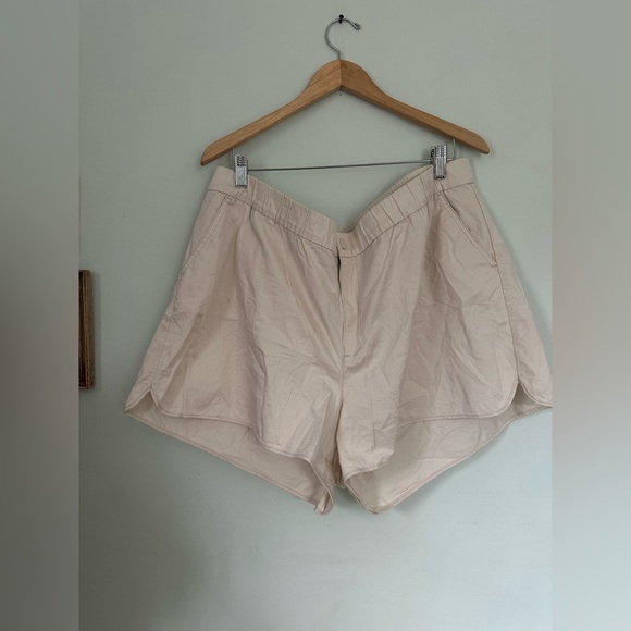 Jcrew Women's Cream Shorts - Picture 2 of 4